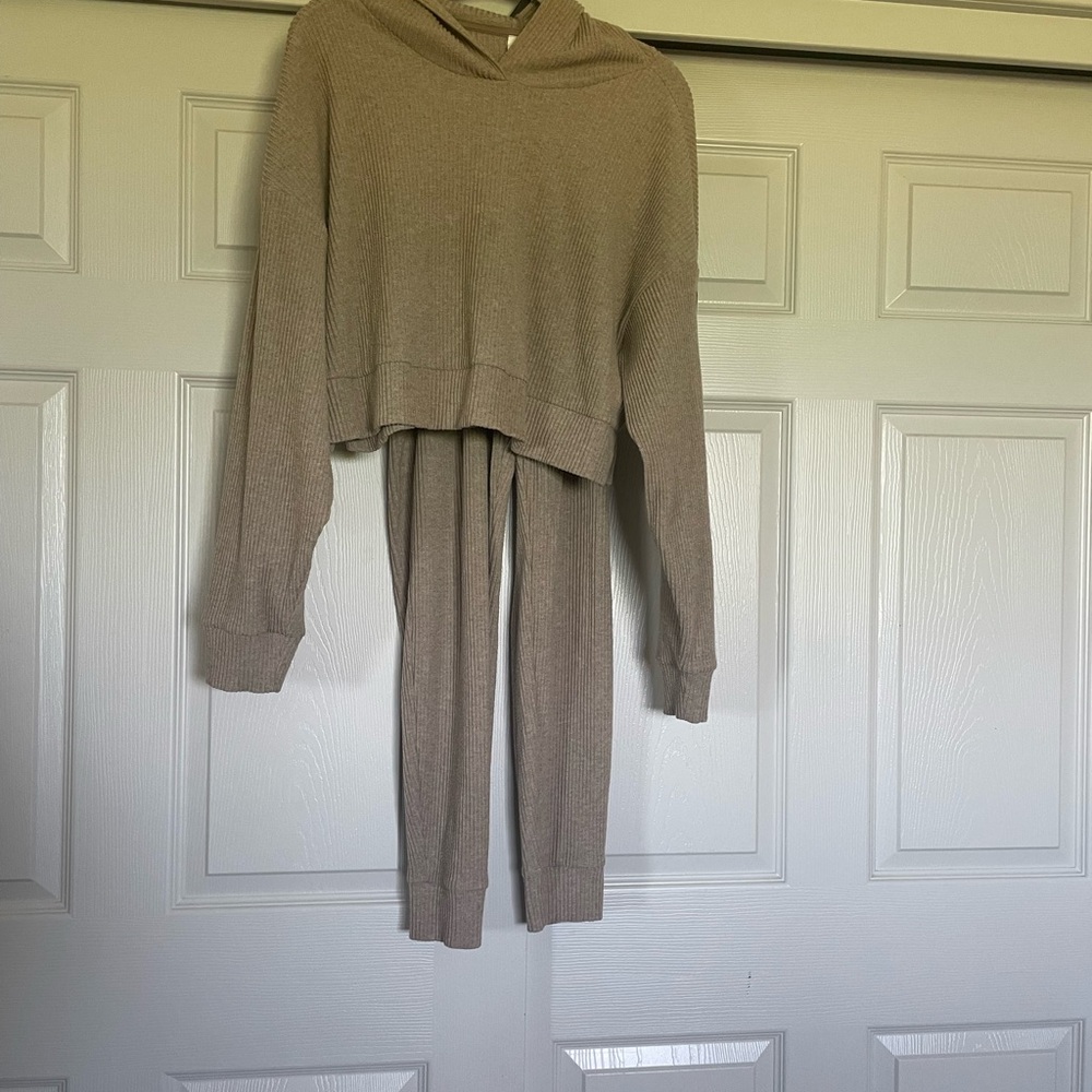 ALO Yoga Muse two piece set